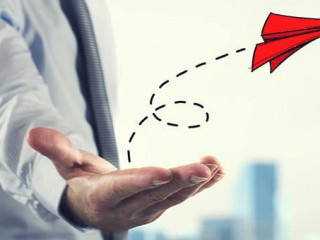 Anzugtraeger-Papierflieger-141573209-AS-alphaspirit