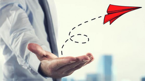 Anzugtraeger-Papierflieger-141573209-AS-alphaspirit