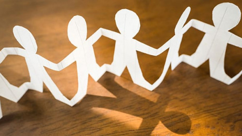 Papiermaennchen-Cut-outs-277701880-AS-patpitchaya