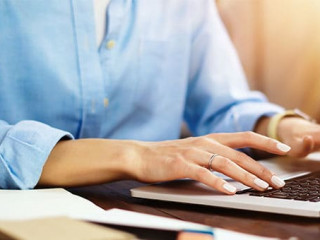 Frau-Laptop-308220284-AS-SFIO-CRACHO