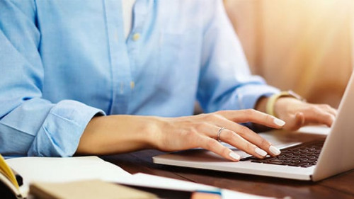 Frau-Laptop-308220284-AS-SFIO-CRACHO