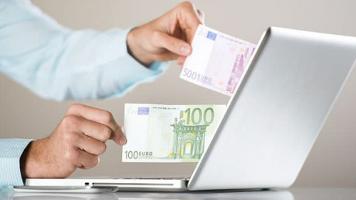 Anzugtraeger-Laptop-Geldscheine-52811860-AS-Halfpoint