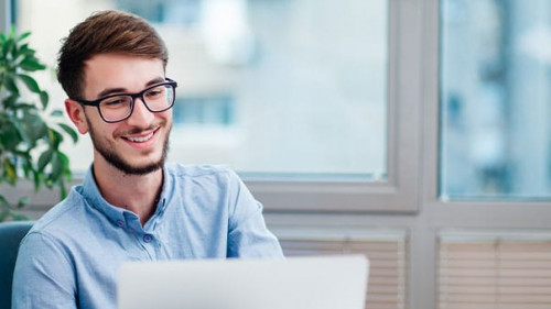 Anzugtraeger-Laecheln-Laptop-330092661-AS-Suteren-Studio