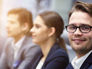 Anzugtraeger-Laecheln-242888519-AS-Kalim