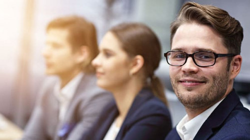 Anzugtraeger-Laecheln-242888519-AS-Kalim