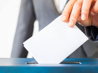 Anzugtraegerin-Wahlzettel-299853098-AS-Melinda-Nagy