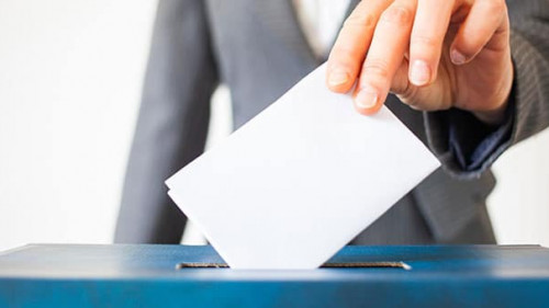 Anzugtraegerin-Wahlzettel-299853098-AS-Melinda-Nagy