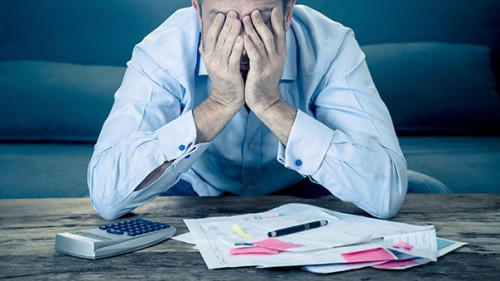 Mann-Taschenrechner-verzweifelt-274221703-AS--samuel