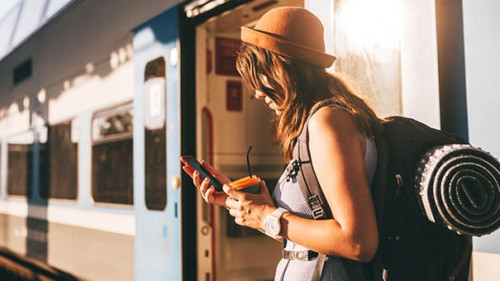 Frau-Gepaeck-Zug-329663125-AS-Elizaveta