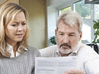 Paar-unzufrieden-Brief-102238878-AS-highwaystarz