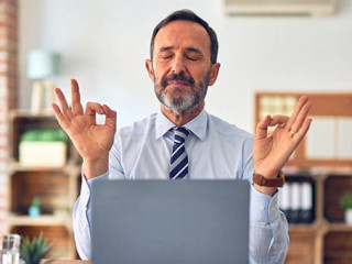 Anzugtraeger-meditiert-341131274-AS-Krakenimages-com