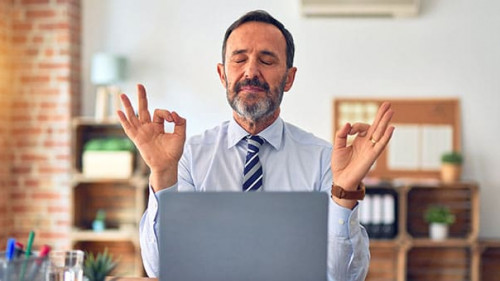 Anzugtraeger-meditiert-341131274-AS-Krakenimages-com