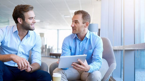 Anzugtraeger-Gespraech-Tablet-317712945-AS-marvent