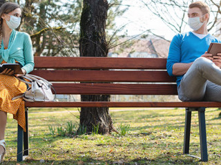 Mann-Frau-Bank-Masken-331568363-AS-Kzenon