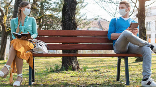 Mann-Frau-Bank-Masken-331568363-AS-Kzenon