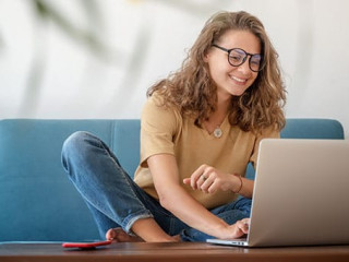 Frau-Laptop-Laecheln-338503378-AS-olezzo