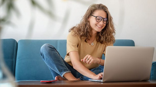 Frau-Laptop-Laecheln-338503378-AS-olezzo