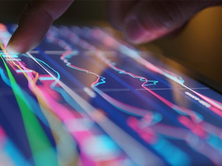 hand-Tablet-Boersenkurse-226444001-AS-leungchopan