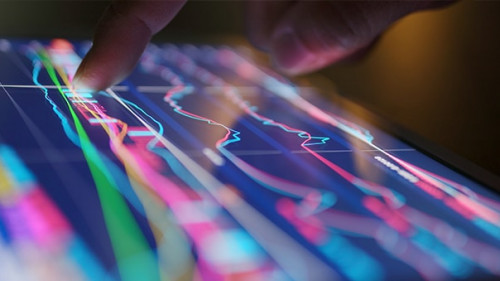 hand-Tablet-Boersenkurse-226444001-AS-leungchopan