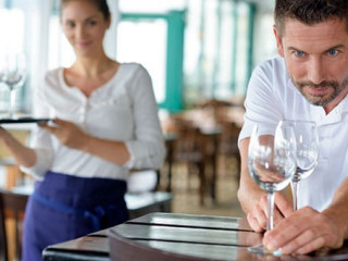 Bedienung-Restaurant-272573176-AS-auremar