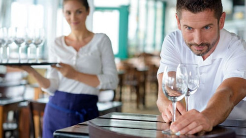 Bedienung-Restaurant-272573176-AS-auremar