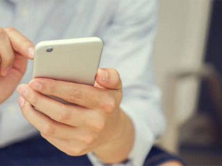 Anzugtraegerin-Smartphone-288294879-AS-chinnarach