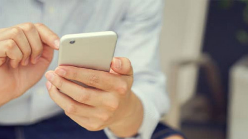 Anzugtraegerin-Smartphone-288294879-AS-chinnarach