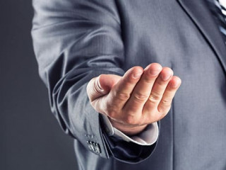 Anzugtraeger-haelt-Hand-auf-51282797-AS-Nomad-Soul