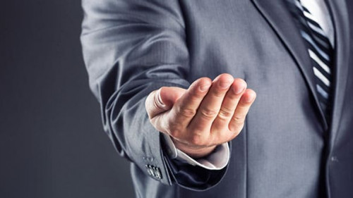 Anzugtraeger-haelt-Hand-auf-51282797-AS-Nomad-Soul