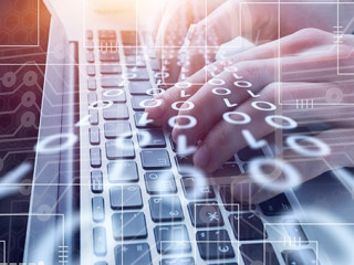 Haende-Laptop-Binaer-Code-270183709-AS-BillionPhotos-com