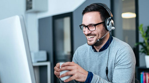 Mann-Bildschirm-Headset-233349090-AS-bnenin