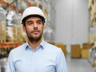 Anzugtraeger-Helm-Lagerhalle-206074675-AS-Syda-Productions