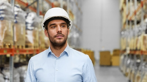 Anzugtraeger-Helm-Lagerhalle-206074675-AS-Syda-Productions