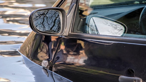 Auto-ueberflutet-141249262-AS-jgolby