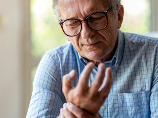 Senior-Krampf-361338210-AS-pikselstock