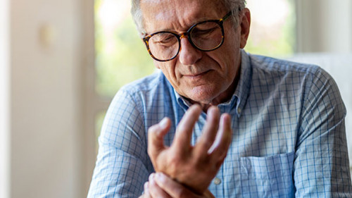 Senior-Krampf-361338210-AS-pikselstock