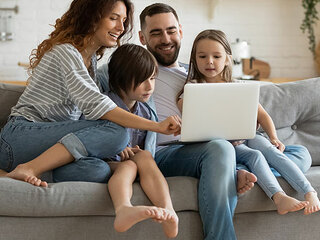 Familie-Laptop-327425317-AS-fizkes