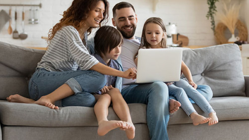 Familie-Laptop-327425317-AS-fizkes