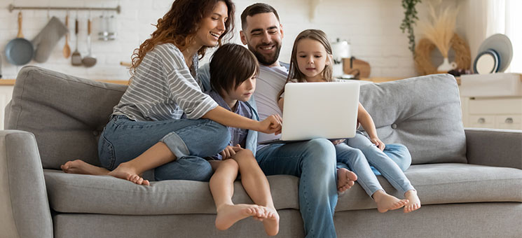 Familie-Laptop-327425317-AS-fizkes