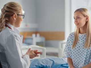 Aerztin-Patientin-437278964-AS-Gorodenkoff