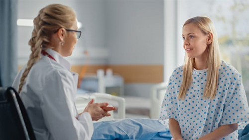 Aerztin-Patientin-437278964-AS-Gorodenkoff