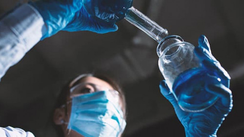 Frau-Labor-Maske-336787165-AS-alphaspirit