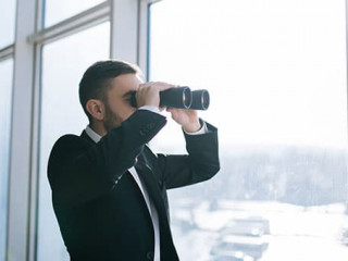 Anzugtraeger-Fernglas-132422562-AS-F8studio