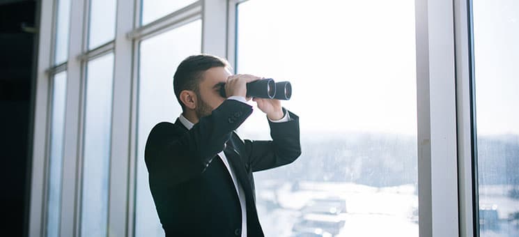 Anzugtraeger-Fernglas-132422562-AS-F8studio