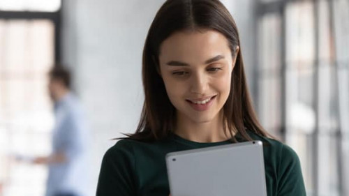 Frau-Tablet-Laecheln-338147426-AS-fizkes