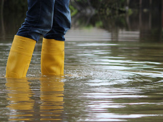 Hochwasser-Gummistiefel-100734575-AS-Rico-Loeb