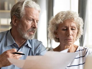 Paar-Papier-Laptop-313376752-AS-fizkes