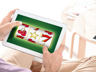 Mann-Tablet-Gluecksspiel-215072840-AS-Africa-Studio