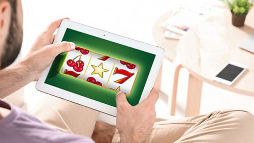 Mann-Tablet-Gluecksspiel-215072840-AS-Africa-Studio