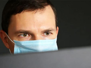 Anzugtraeger-Maske-Bildschirm-385501287-AS-Oleg